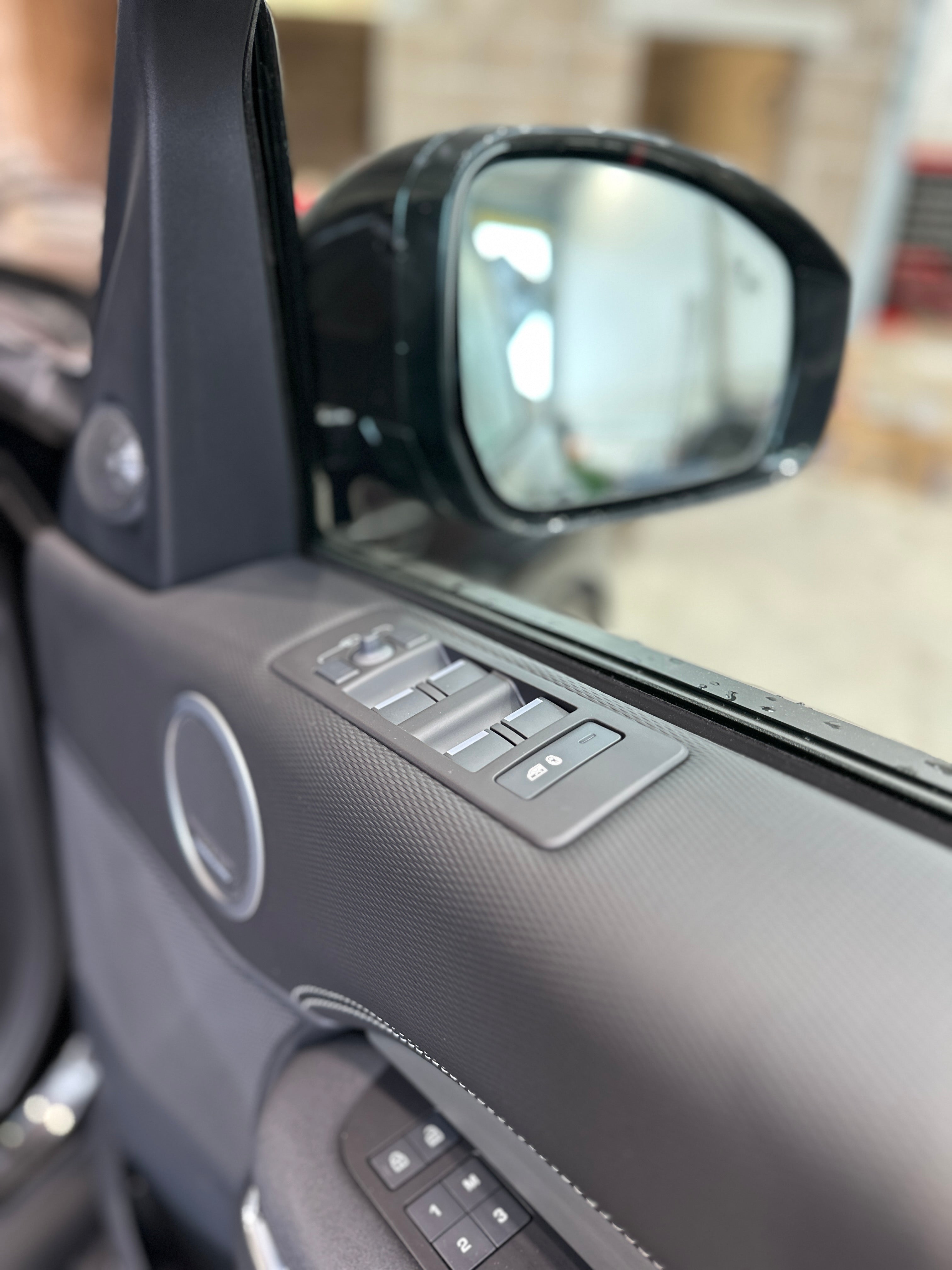 Discovery 5 Commercial Rear Window Activation