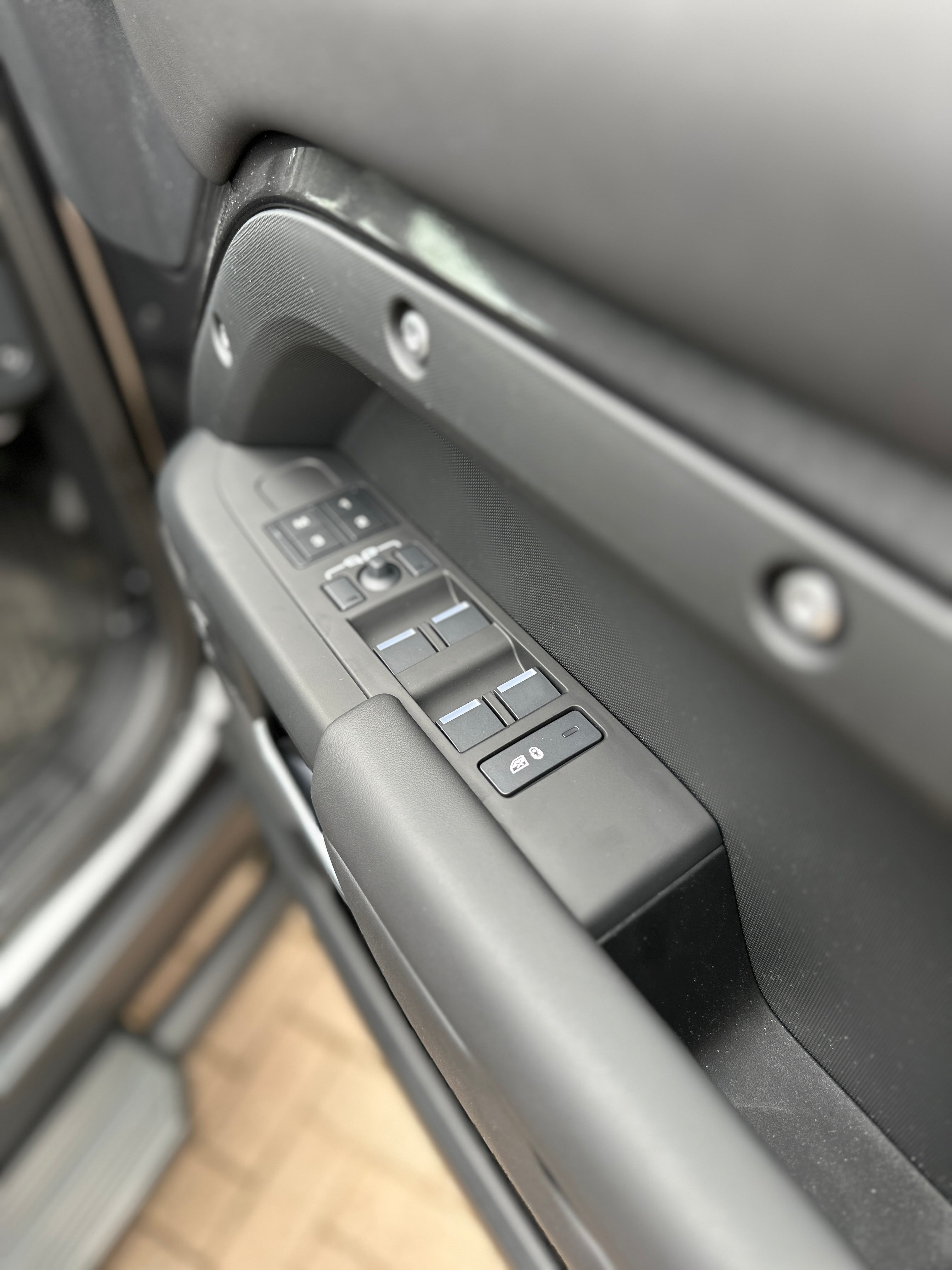 Defender 110 Commercial Rear Window Activation