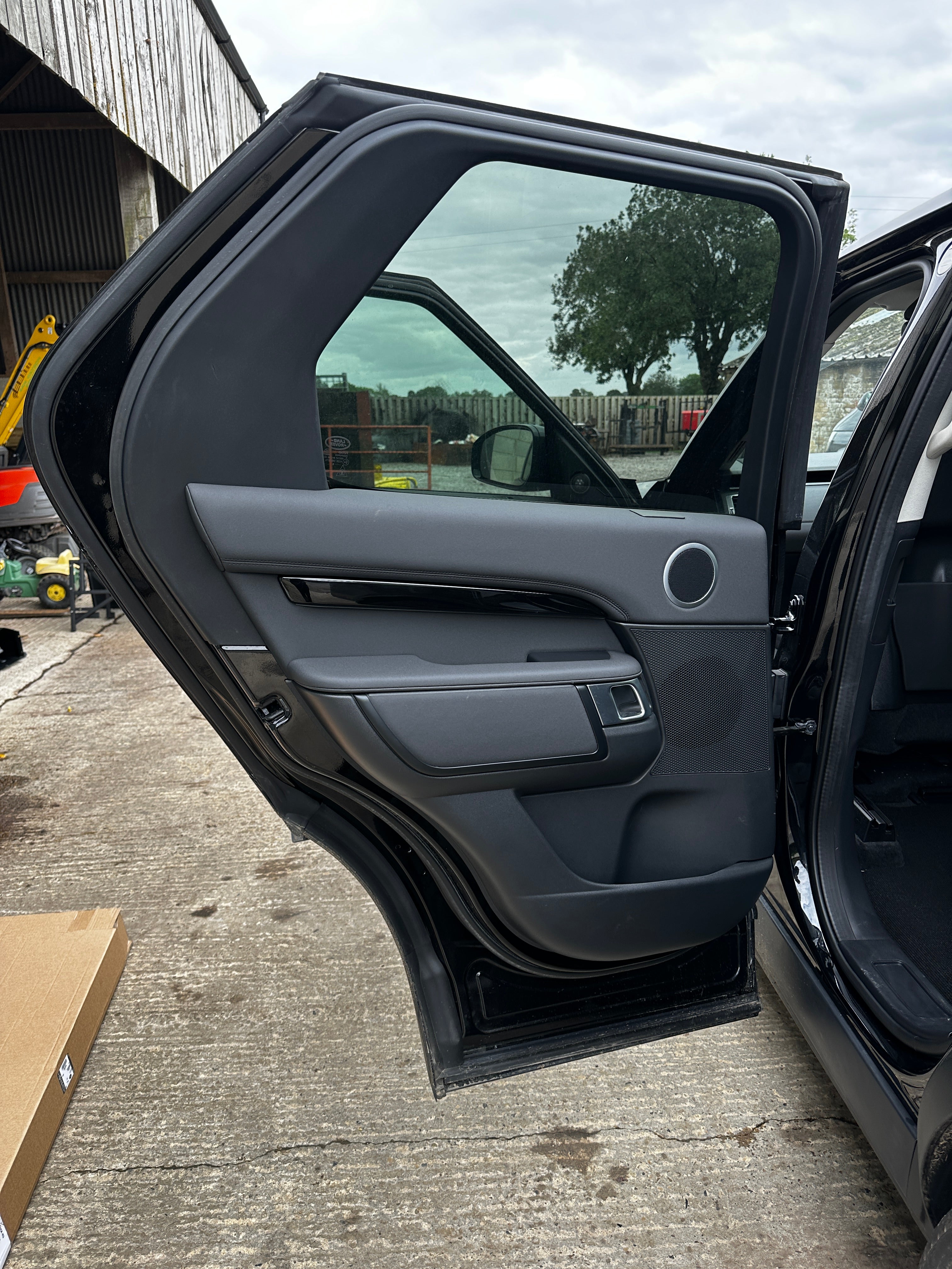 Discovery 5 Rear Window Uncovering Panel (Pair)